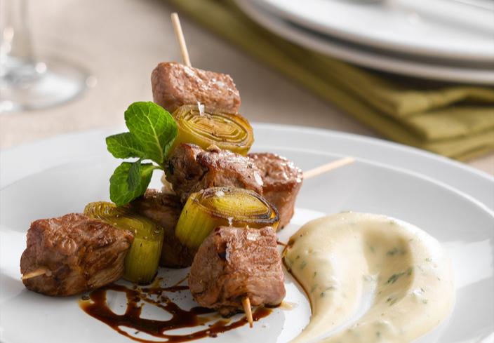 Brochetas de cordero con puré de patatas y coliflor