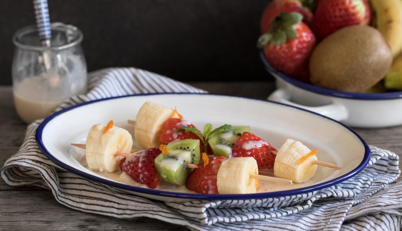 Brochetas de frutas con salsa de naranja