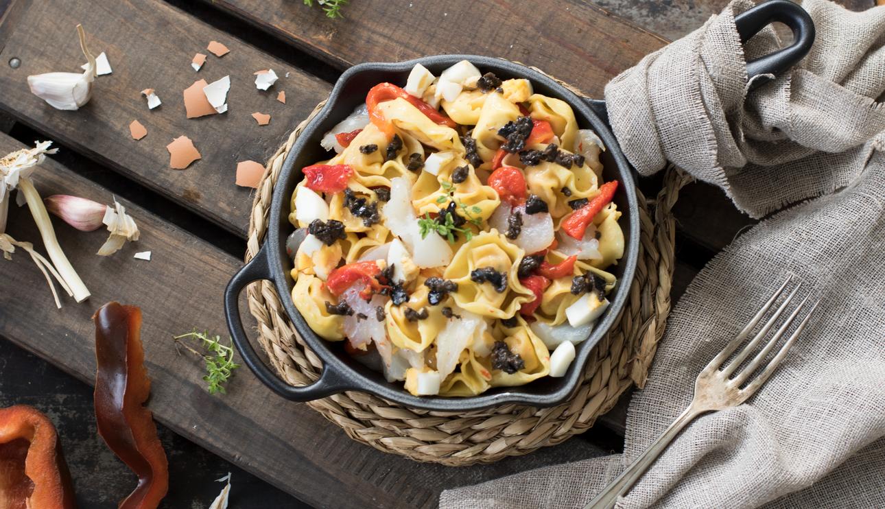 Ensalada de pasta con bacalao y pimientos