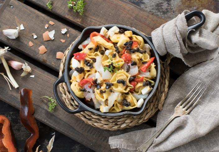 Ensalada de pasta con bacalao y pimientos