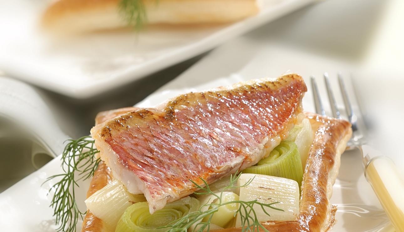 Hojaldres de puerros y salmonetes