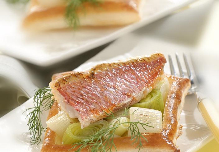 Hojaldres de puerros y salmonetes