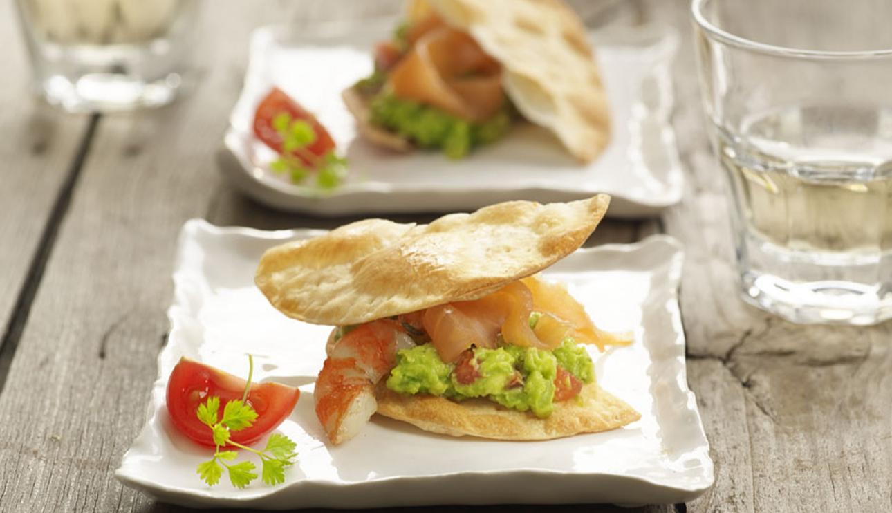 Milhojas de salmón ahumado, langostino y guacamole