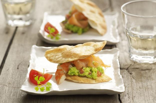 Milhojas de salmón ahumado, langostino y guacamole
