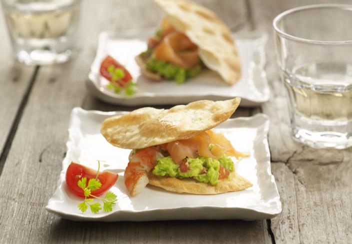 Milhojas de salmón ahumado, langostino y guacamole