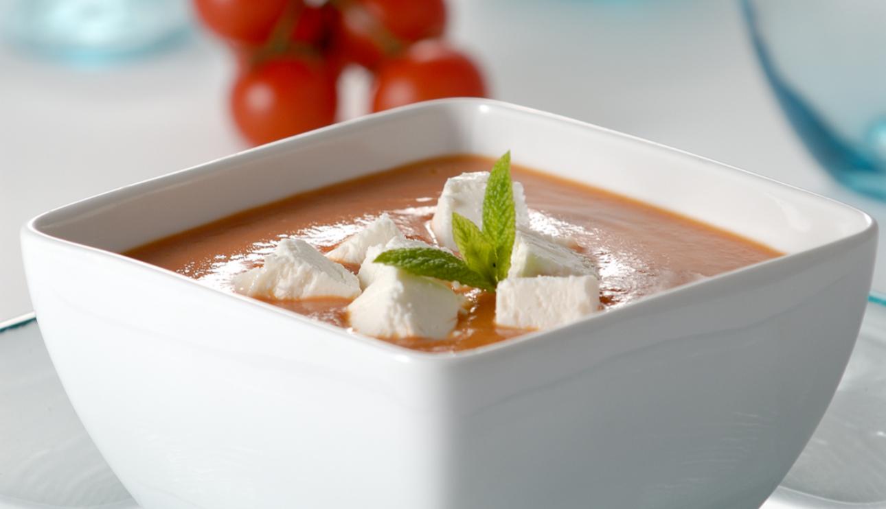 Sopa de tomates asados con queso de cabra