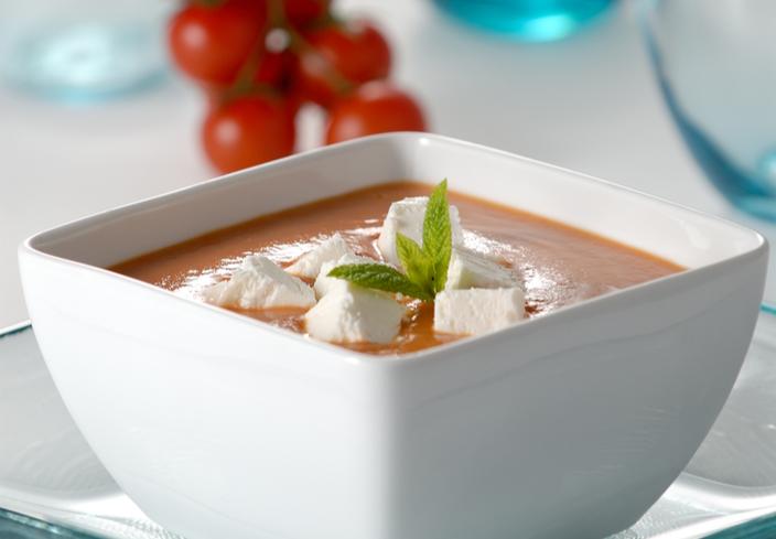 Sopa de tomates asados con queso de cabra