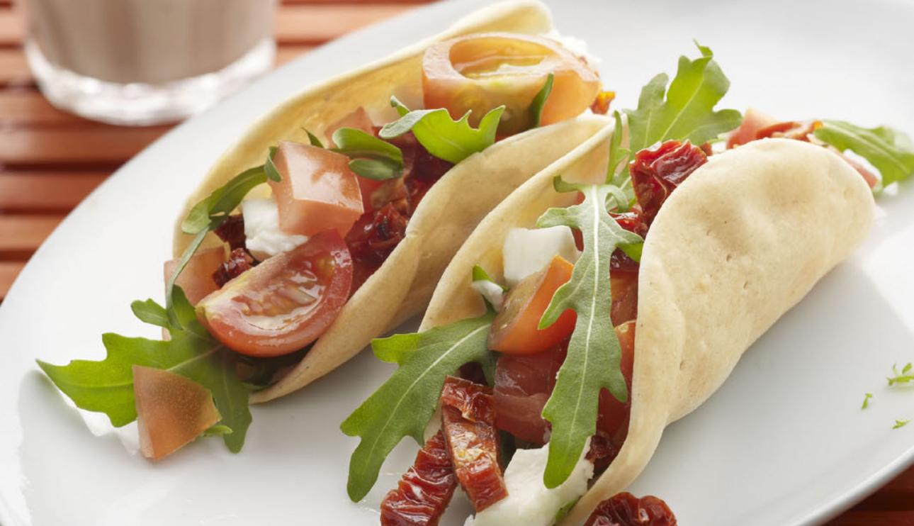 Tacos de tomate y mozzarella