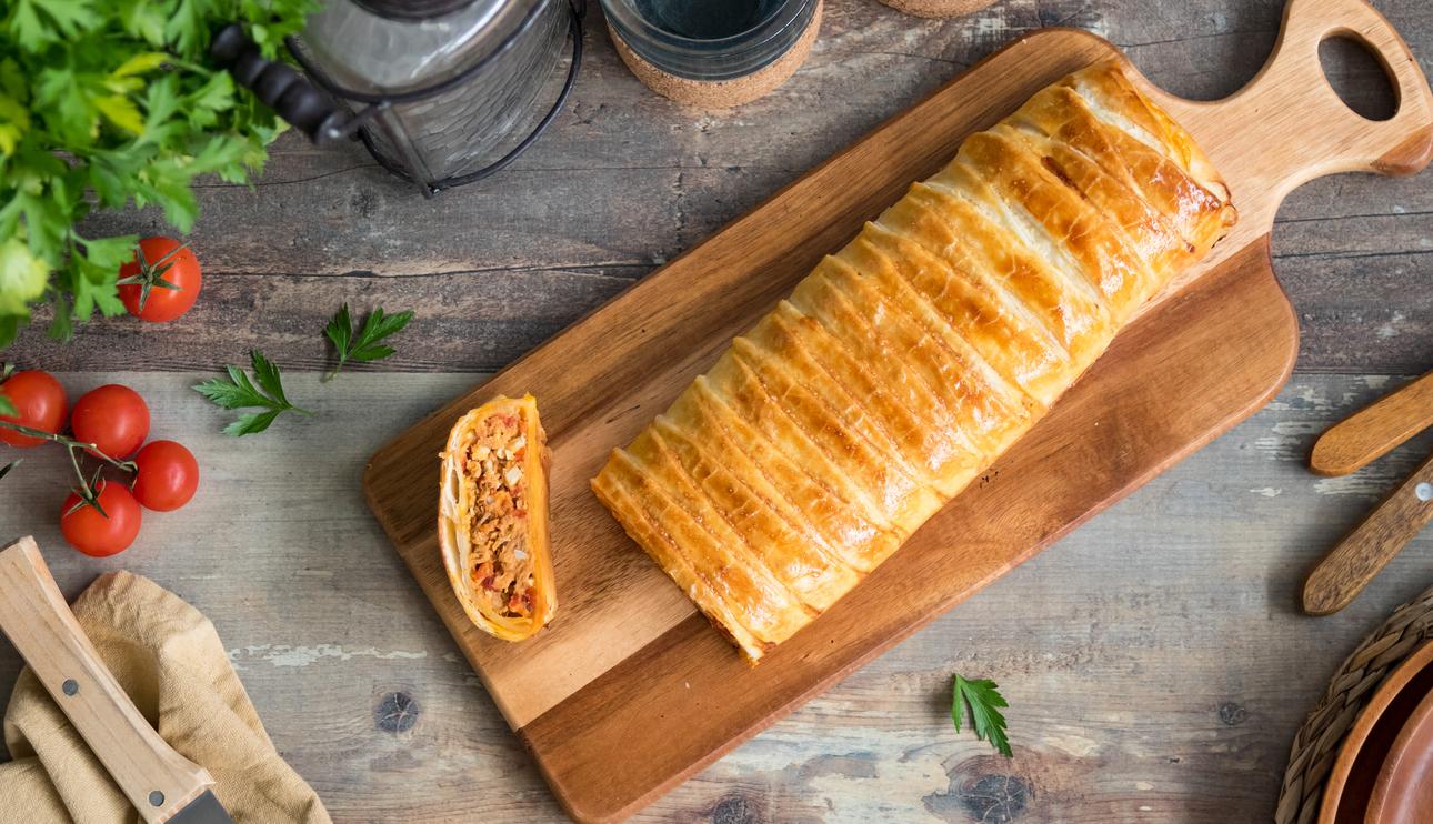 Trenza de hojaldre rellena de atún y tomate