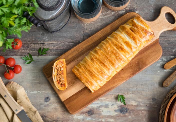 Trenza de hojaldre rellena de atún y tomate
