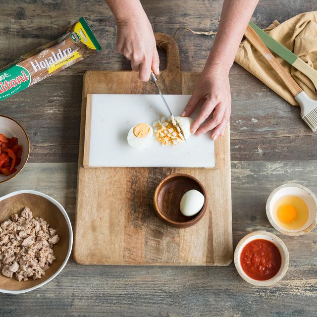 Trenza de hojaldre rellena de atún y tomate