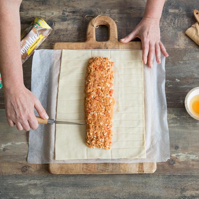 Trenza de hojaldre rellena de atún y tomate