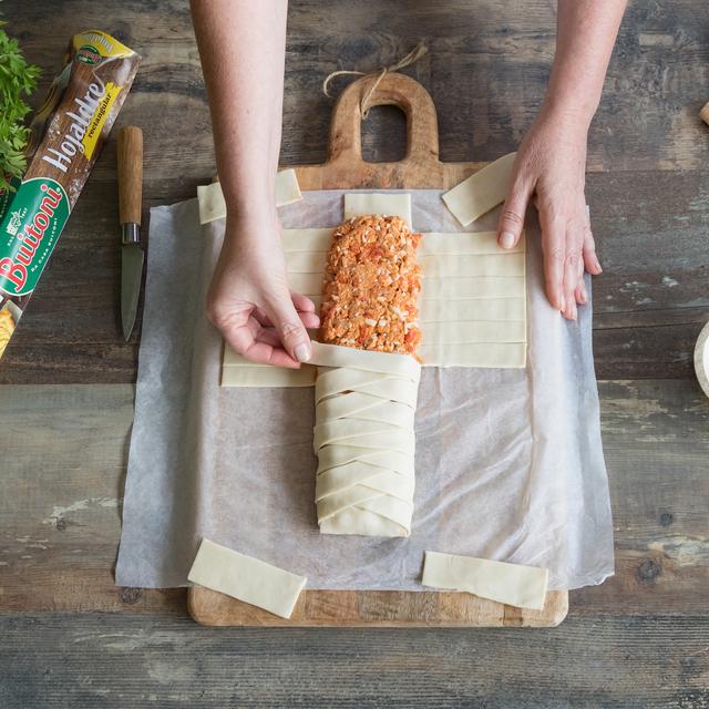 Trenza de hojaldre rellena de atún y tomate
