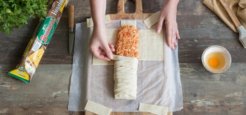 Trenza de hojaldre rellena de atún y tomate