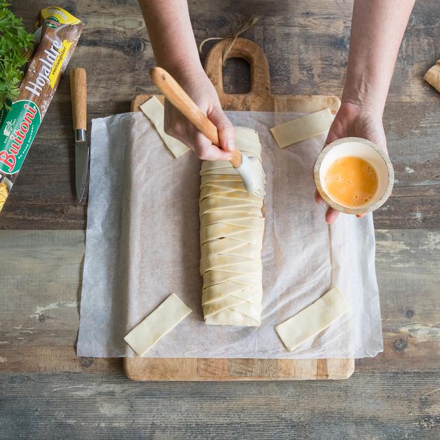 Trenza de hojaldre rellena de atún y tomate