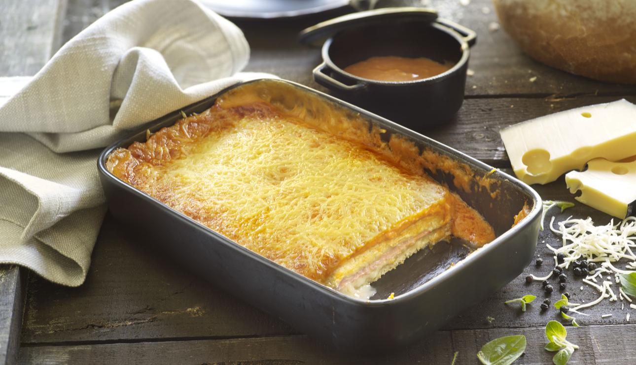 Pastel de jamón y queso con salsa aurora