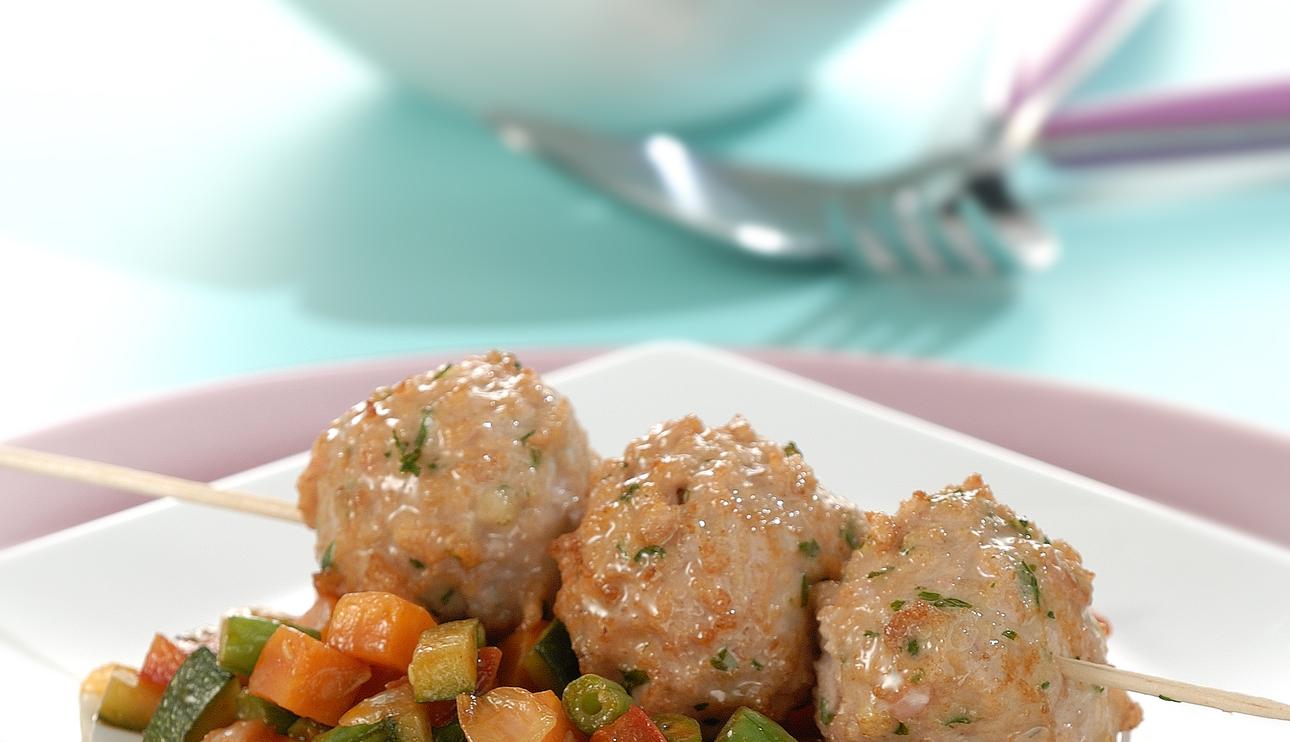 Brochetas de albóndigas de pollo con verduritas