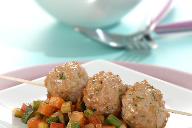 Brochetas de albóndigas de pollo con verduritas