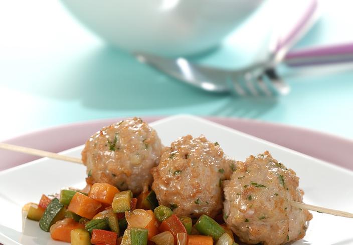 Brochetas de albóndigas de pollo con verduritas