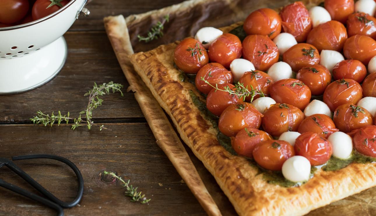 Tarta de hojaldre crujiente con tomates cherry  y mozzarella