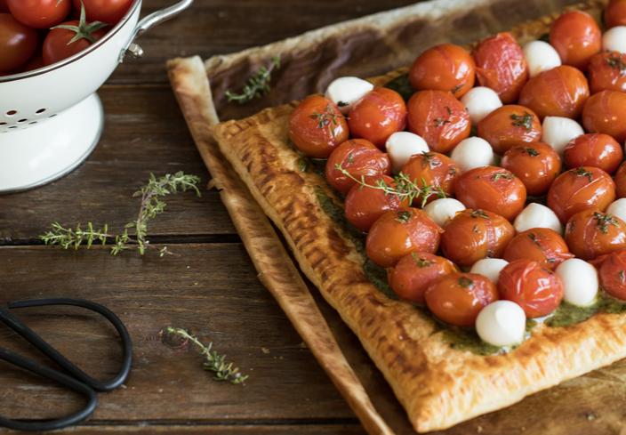 Tarta de hojaldre crujiente con tomates cherry  y mozzarella