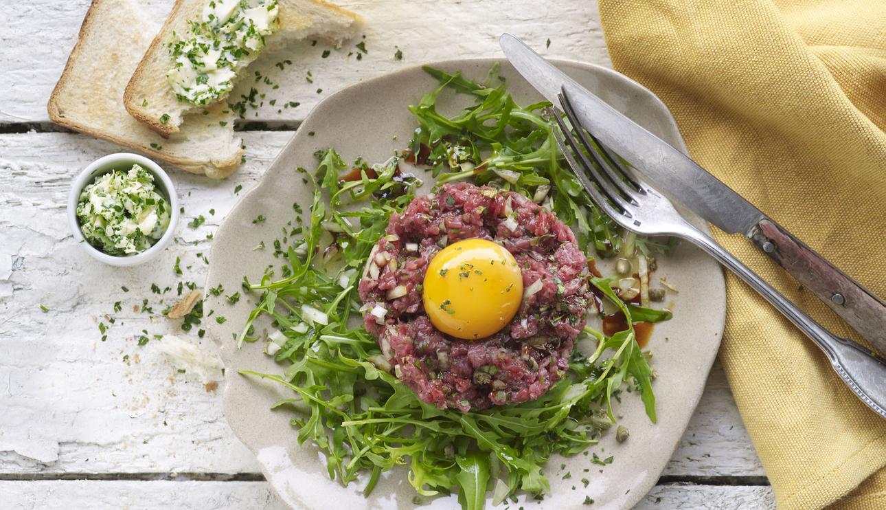 Ensalada de rúcula y steak tartar