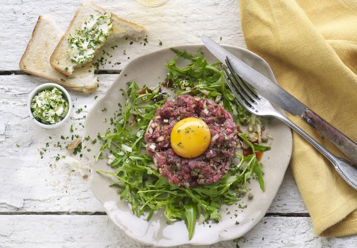 Ensalada de rúcula y steak tartar