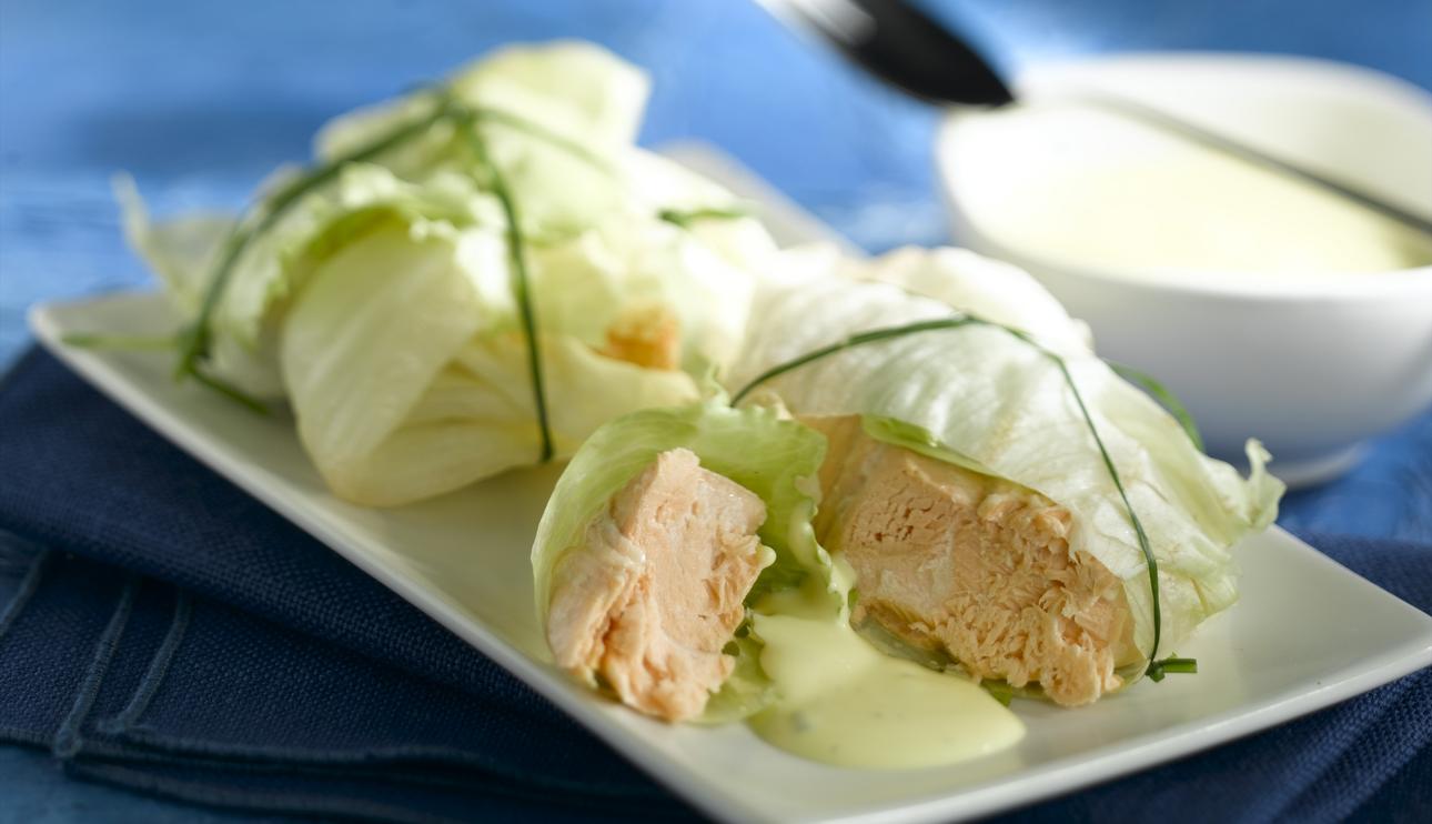 Rollitos de lechuga con salmón y salsa ligera