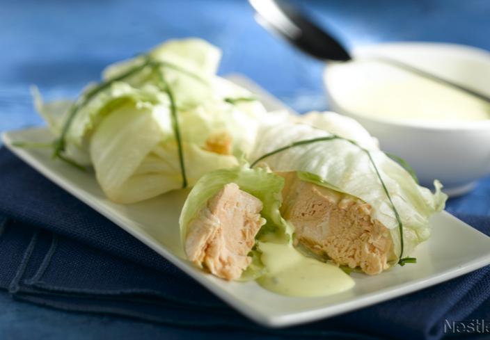 Rollitos de lechuga con salmón y salsa ligera