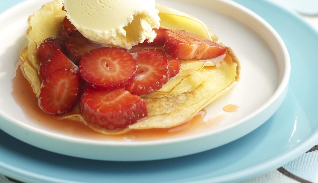 Pancakes con fresas y helado