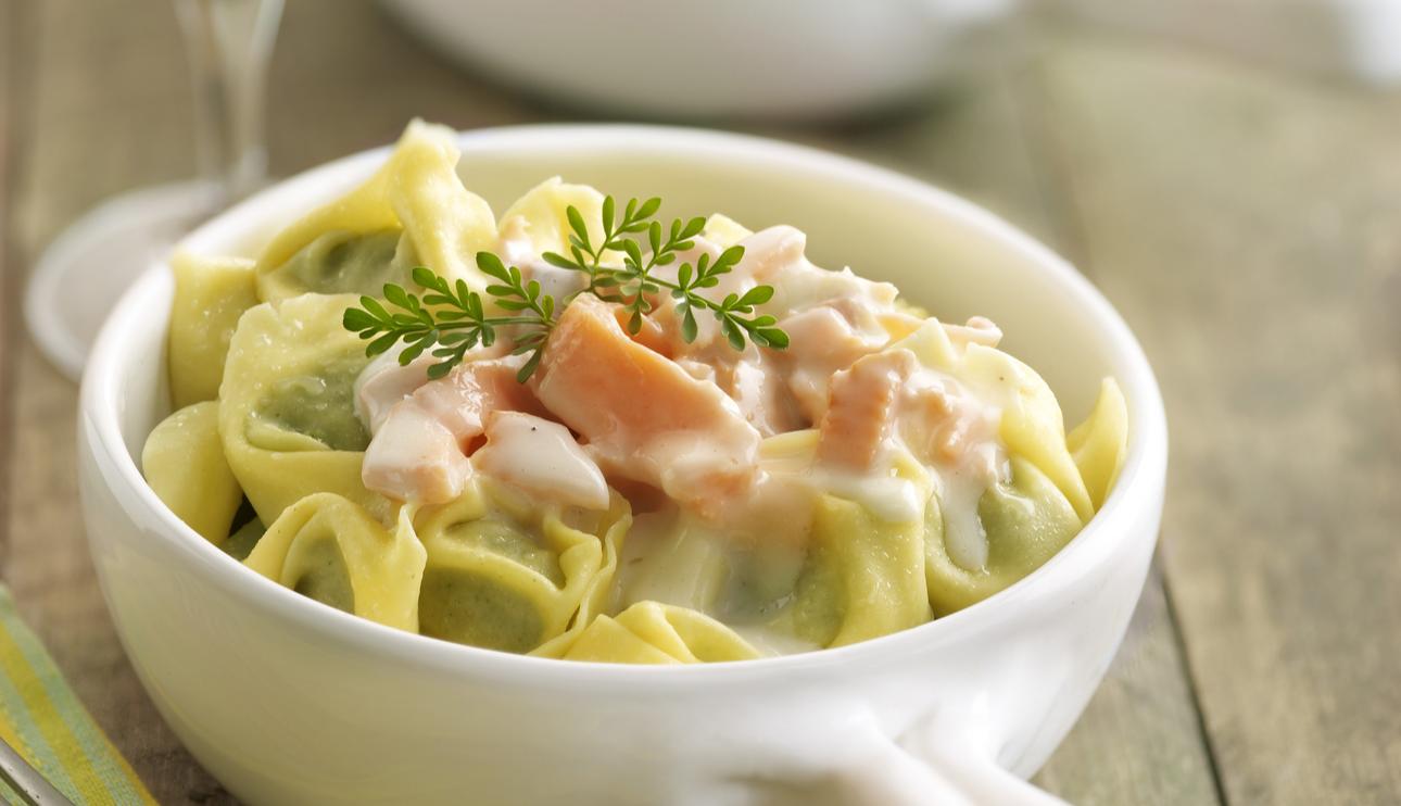 Tortellonis a la crema de queso y salmón