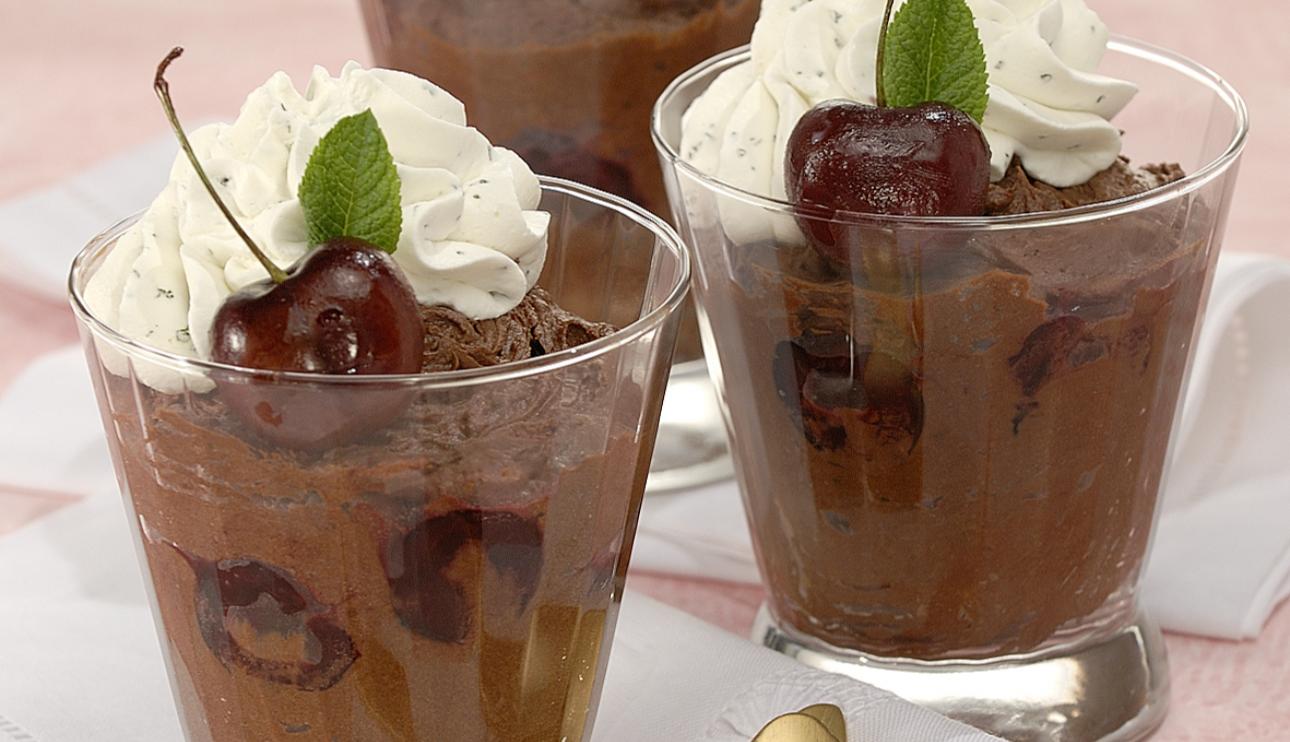 Mousse de chocolate a la menta con cerezas