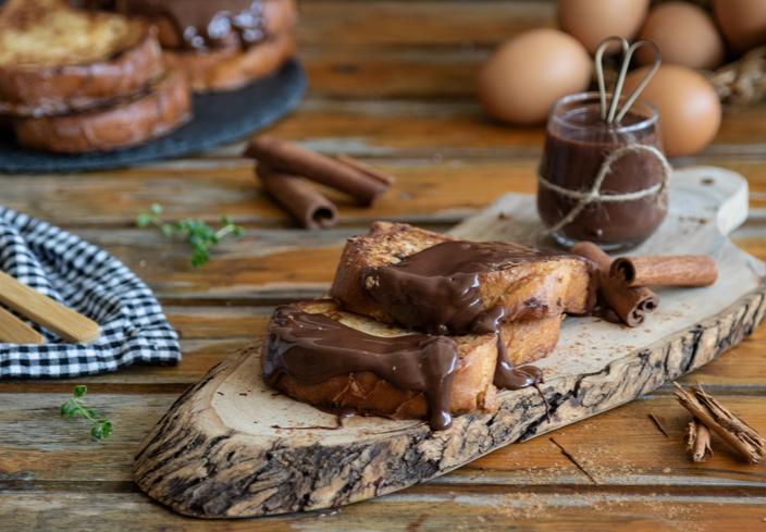 Torrijas francesas con salsa de chocolate negro 70%
