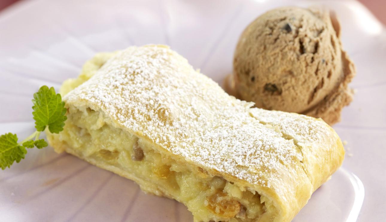 Strudel de manzana con helado de chocolate