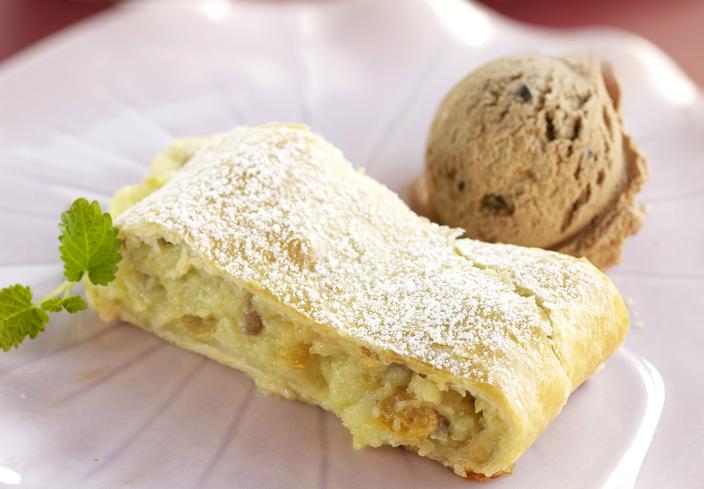 Strudel de manzana con helado de chocolate