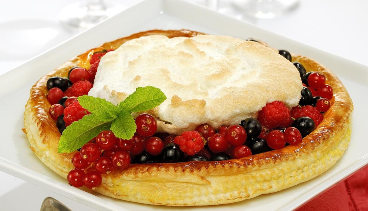 Tarta de frutos rojos con merengue