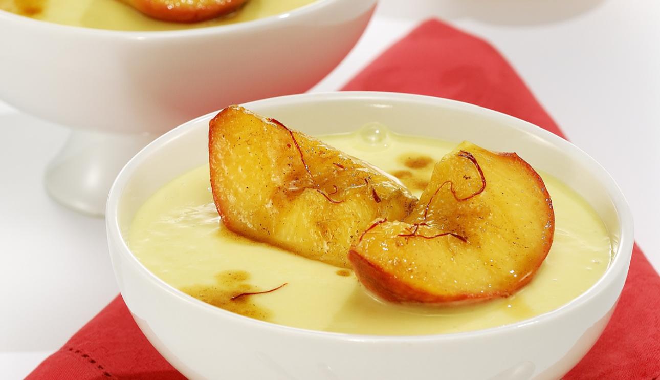Sopa de mango con melocotones de azafrán