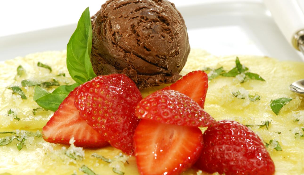 Carpaccio de piña con albahaca