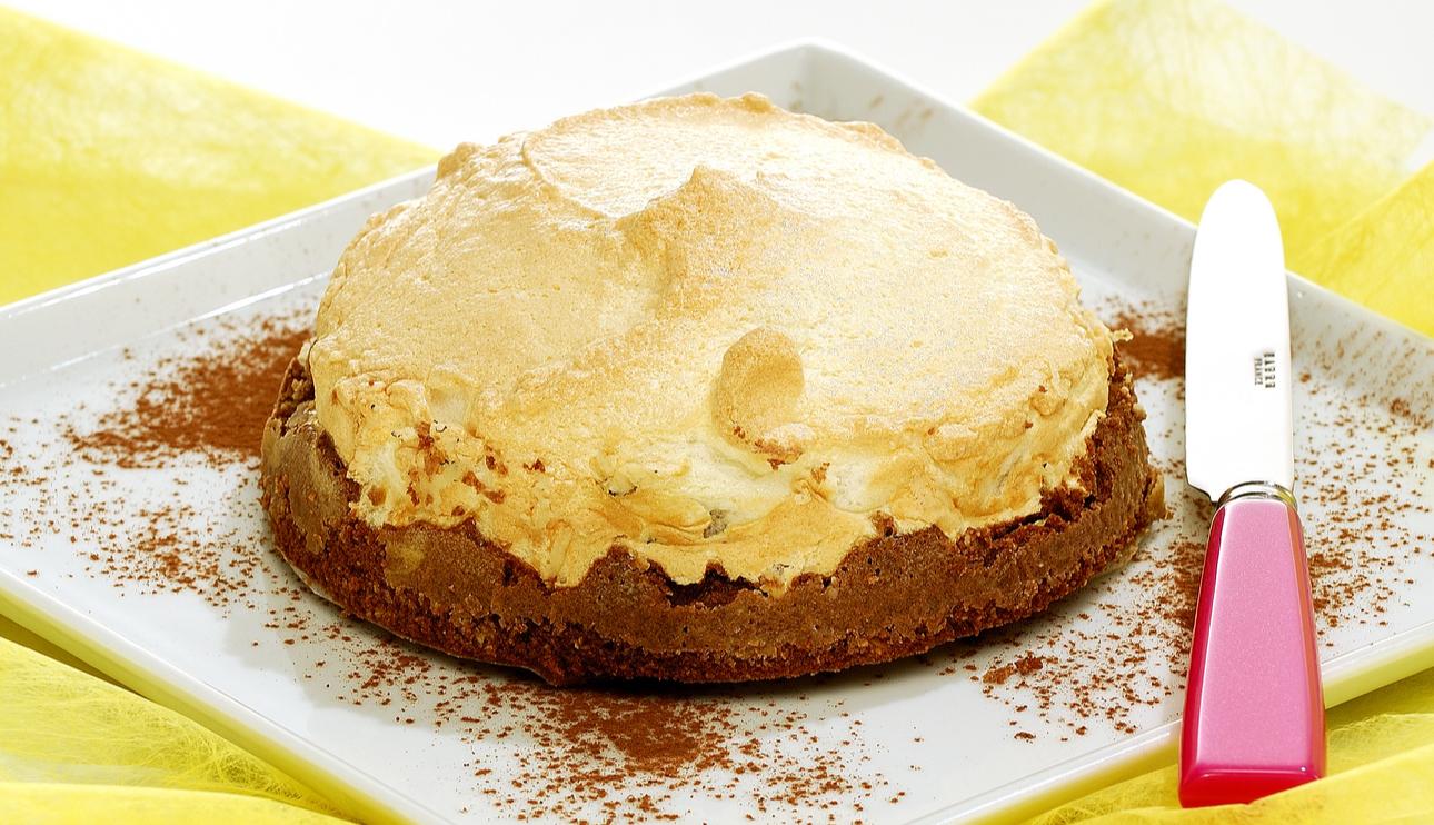 Pastel de chocolate y avellanas con merengue