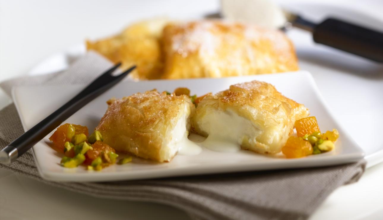 Bolas de helado con pistachos y albaricoques