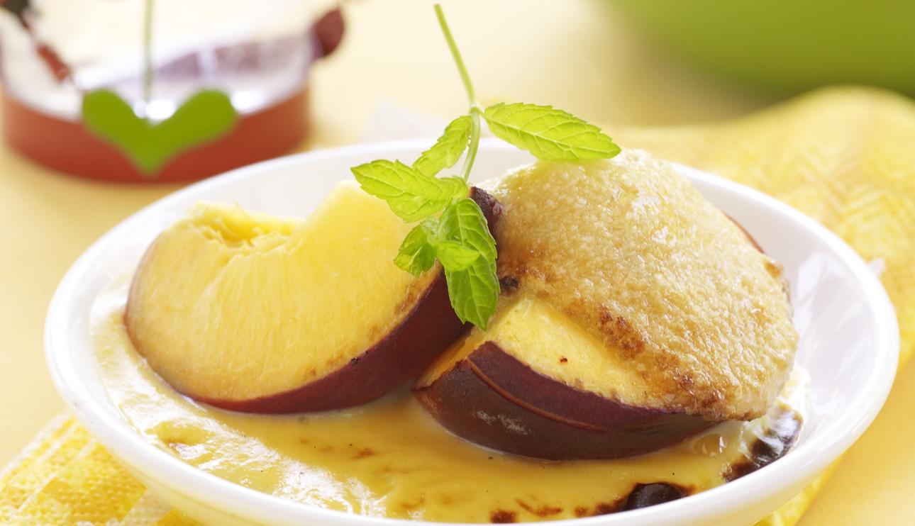 Melocotones con crema y piñones