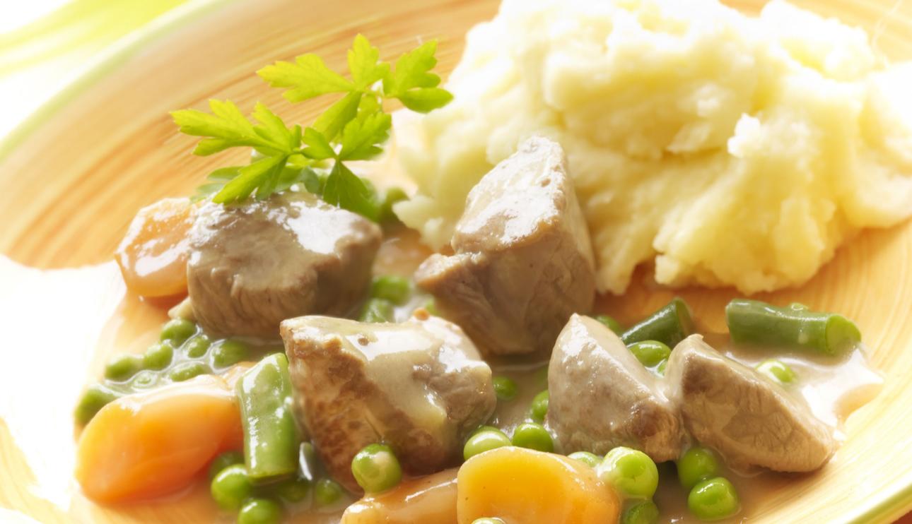 Estofado de carne de cordero con menestra de verduras y puré de patatas