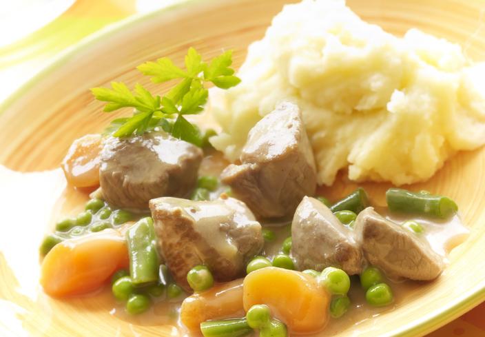 Estofado de carne de cordero con menestra de verduras y puré de patatas