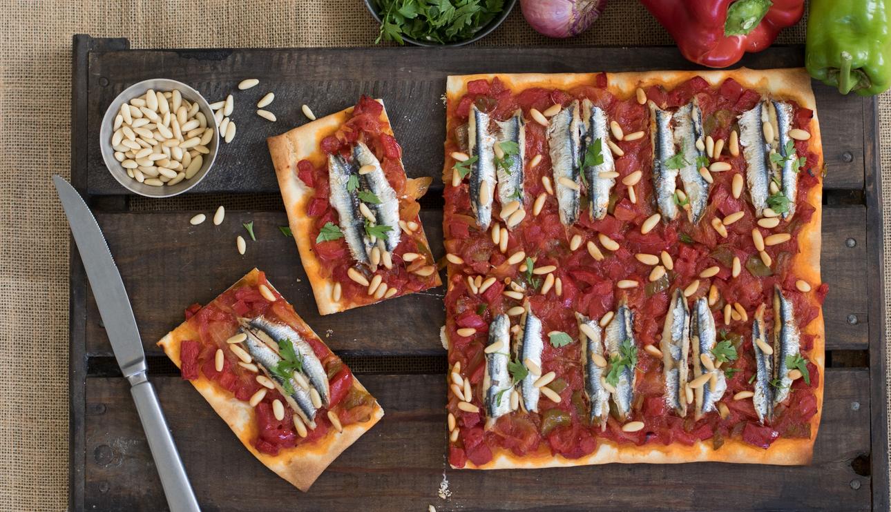 Pizza de verduras con boquerones y piñones