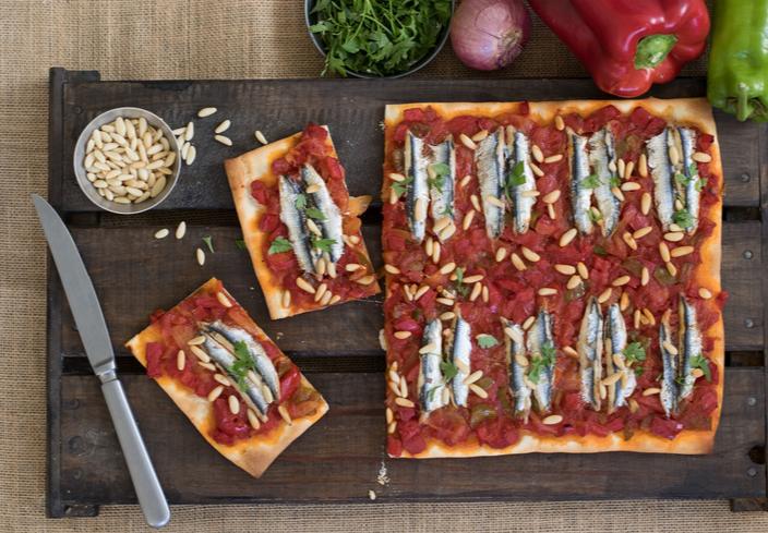 Pizza de verduras con boquerones y piñones