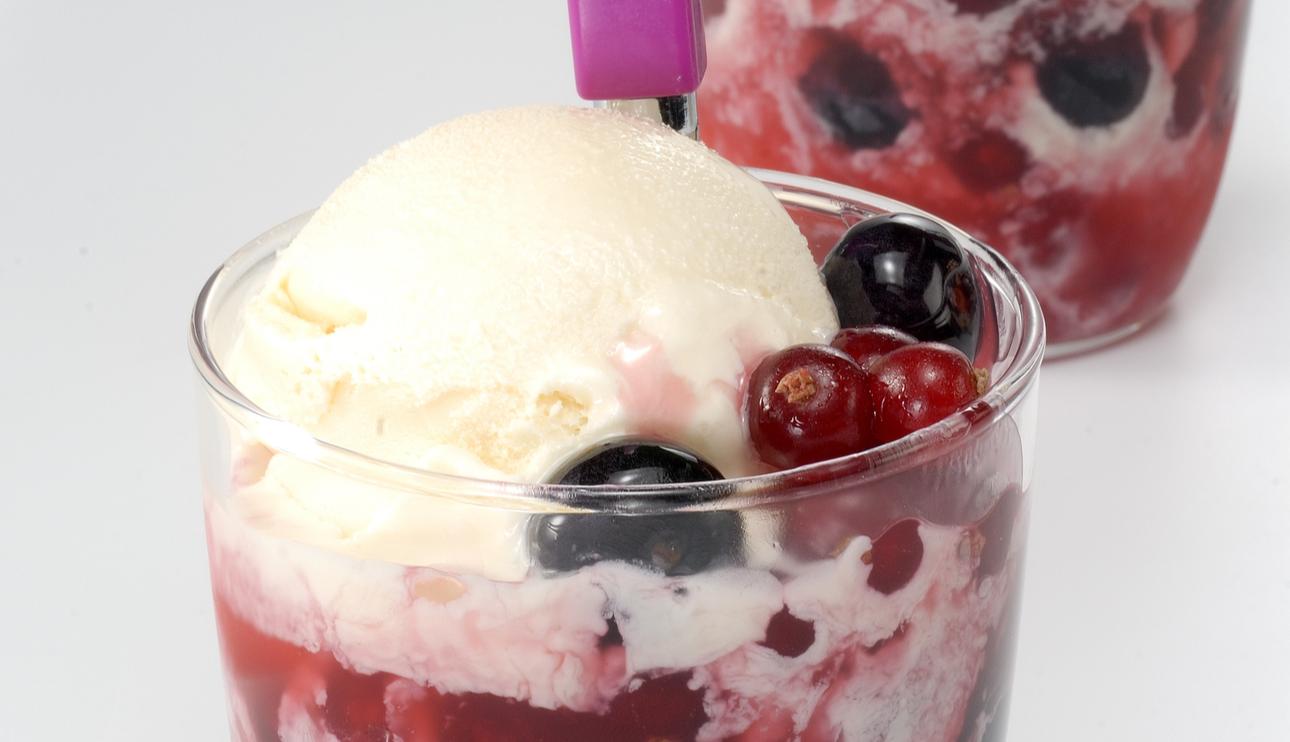 Helado con almíbar espeso de frutos rojos