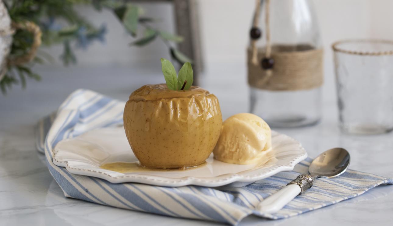 Manzanas al horno con helado de vainilla