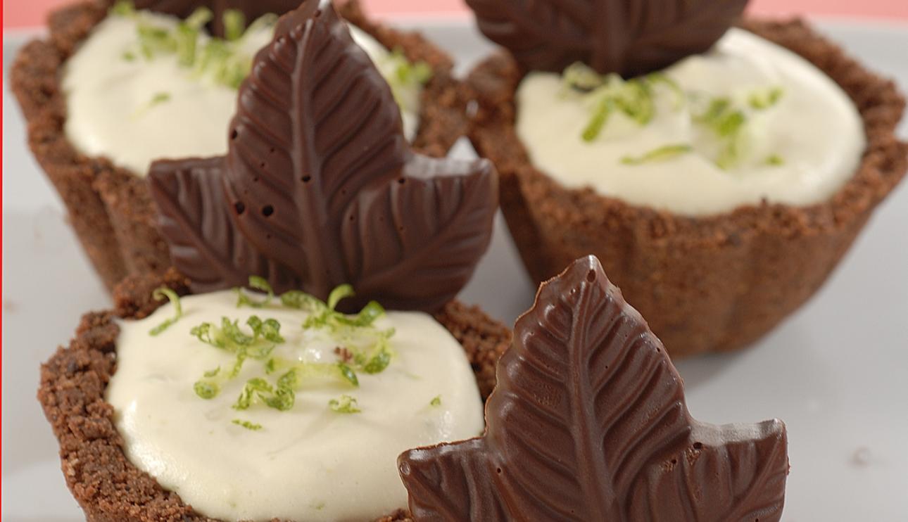 Tartaletas de chocolate con crema de lima