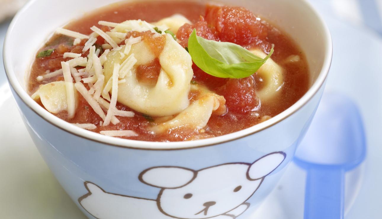 Sopa de tortellini y queso