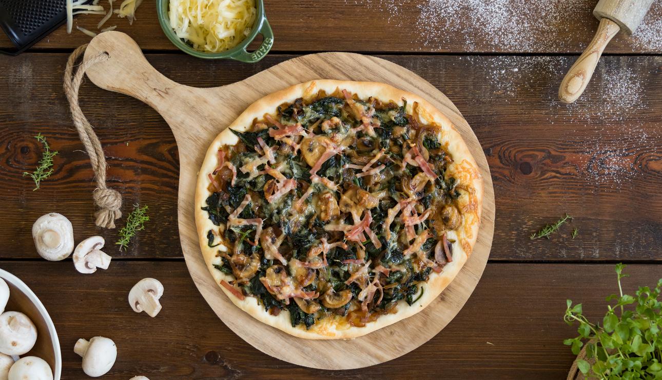 Pizza de espinacas con champiñones y jamón